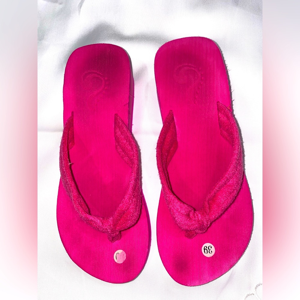 Flip flaps size 39 pre owned- pink comfortable material . +free shopping bag